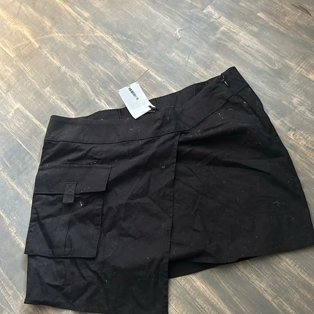 NWT H&M Mini Asymmetrical Cargo Skirt‎ in Black Size Small